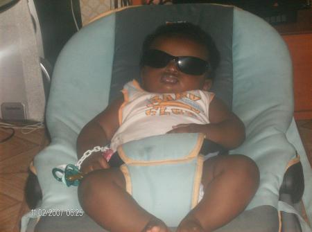 apr&eacute;s un bon biberon on se repose hahahahaha